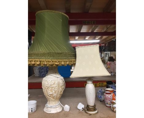 A LARGE VINTAGE WHITE RESIN TABLE LAMP WITH EMBOSSED DETAIL AND A SAGE GREEN SHADE WITH TASSLES HEIGHT APPROX 41CM PLUS A CRE