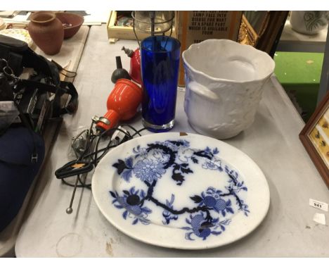 A MIXED LOT TO INCLUDE BLUE AND WHITE PLATTER, LIGHT ETC 