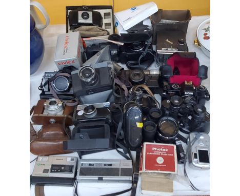 A LARGE COLLECTION OF VINTAGE CAMERAS AND ACCESSORIES TO INCLUDE KODAK INSTAMATIC 233X, BROWNIE 127 IN ORIGINAL BOX WITH CASE