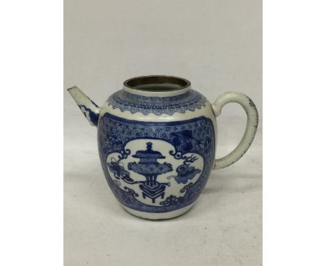 AN EARLY 19TH CENTURY CHINESE KANGXI STYLE BLUE AND WHITE PORCELAIN OVERSIZED TEAPOT, UNMARKED TO BASE 