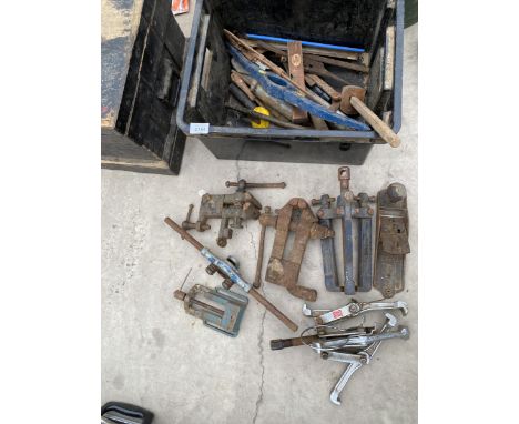 AN ASSORTMENT OF VARIOUS HAND TOOLS TO INCLUDE PIPE VICES, WOOD PLANE, ETC 
