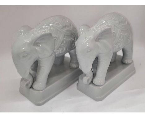 A PAIR OF GREY CERAMIC ELEPHANTS, HEIGHT 20CM 