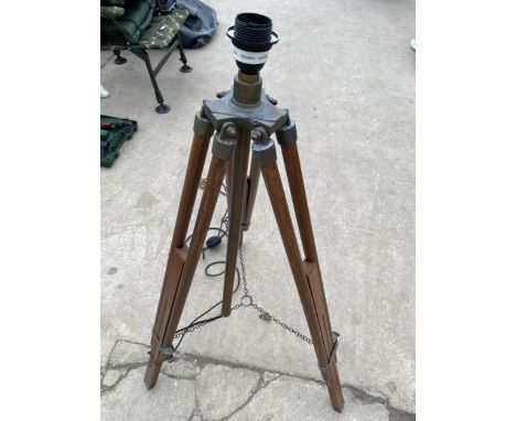 A VINTAGE WOODEN STANDARD TRIPOD LAMP 