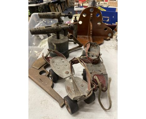 A MIXED VINTAGE LOT TO INCLUDE ROLLER SKATES, BLOW LAMPS, A TOY WOODEN GUN AND A MAHOGANY CORNER SHELF 