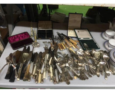 A LARGE QUANTITY OF SILVER PLATED FLATWARE TO INCLUDE ASET OF SIX SINGAPORE 'LEAF' TEASPOONS, ETC 