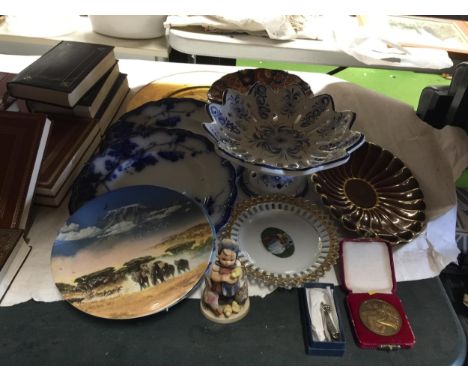 A MIXED GROUP OF CERAMICS, HUMMEL FIGURE, BLUE AND WHITE WARES, BOXED MEDAL, JAPANESE IMARI PLATE ETC 