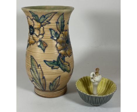 A VINTAGE ROYAL CAULDON VASE AND A WADE SMALL FIGURAL ASHTRAY (A/F), VASE HEIGHT 23CM 