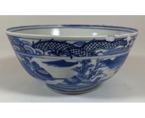 A 19TH CENTURY CHINESE KANGXI STYLE BLUE AND WHITE DRAGON DESIGN BOWL, FOUR CHARACTER MARK TO BASE, DIAMETER 12CM 
