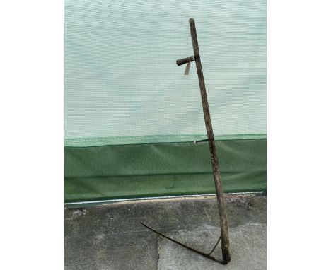 A VINTAGE WOODEN HANDLED SCYTHE 