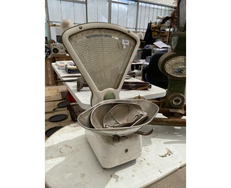 A VINTAGE SET OF AVERY SCALES 