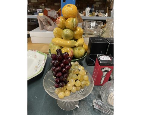 A VINTAGE BOWL OF CERAMIC FRUIT, A GLASS FOOTED BOWL AND THREE BUNCHES OF GLASS GRAPES 