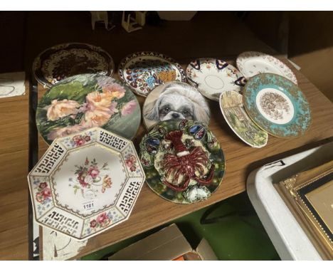 A COLLECTION OF CERAMIC CABINET PLATES, MAJOLICA STYLE LOBSTER DISH ETC 