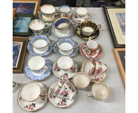 A QUANTITY OF VINTAGE CHINA TEACUPS AND SUCERS TO INCLUDE SPODE, WEDGWOOD, ROYAL DOULTON, ROYAL CHELSEA, ETC 