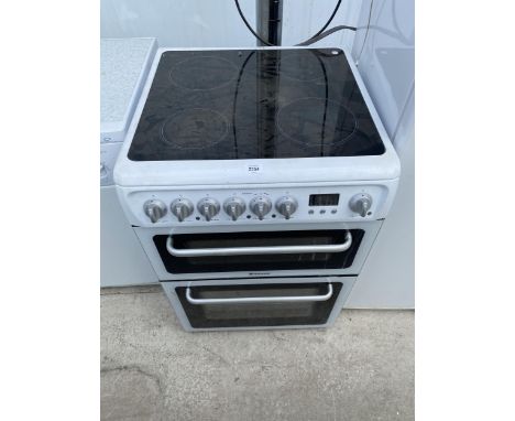 AN ELECTRIC HOTPOINT COOKER WITH CERAMIC HOB 