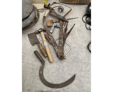 A COLLECTION OF HAND TOOLS TO INCLUDE SCYTHE, HAMMERS, ETC 