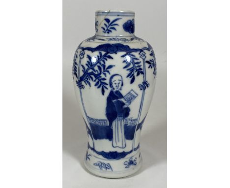 A LATE 19TH CENTURY CHINESE KANGXI STYLE BLUE AND WHITE FIGURAL DESIGN VASE, HEIGHT 18CM 