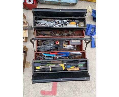 A METAL TOOL BOX AND CONTENTS 