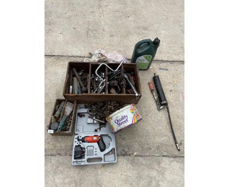 AN ASSORTMENT OF HAND TOOLS AND HARDWARE TO INCLUDE, NUTS AND BOLTS, A VICE, ETC 