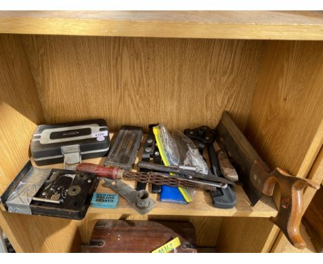 A MIXED LOT OF VINTAGE TOOLS 