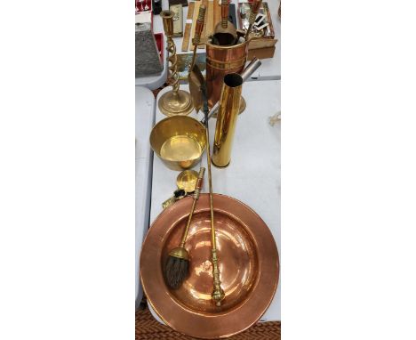 A QUANTITY OF BRASS AND COPPER TO INCLUDE A COMPANION SET IN A COPPER HOLDER, BRASS PAN, LARGE TRENCH ART SHELL VASE, CANDLES