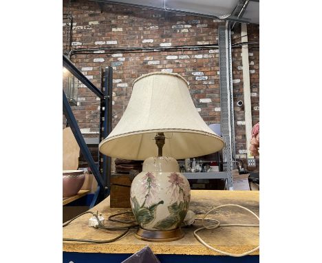 A COBRIDGE CERAMIC TABLE LAMP WITH SHADE 