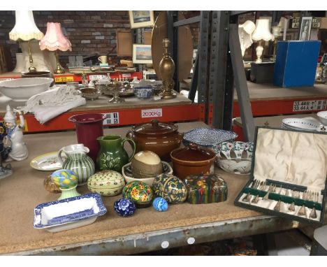 A LARGE MIXED LOT TO INCLUDE EGG SHAPED TRINKET BOXES, JUGS, SERVING DISHES, BOWLS, A BOXET SET OF CAKE FORKS, ETC 