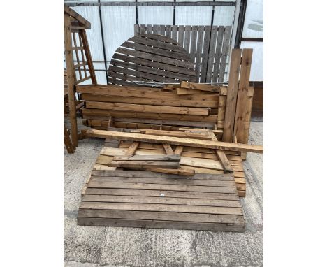 AN AS NEW EX DISPLAY CHARLES TAYLOR ASSORTMENT OF MISCELLANEOUS PIECES TO INCLUDE TABLE TOP ETC *PLEASE NOTE VAT TO BE CHARGE