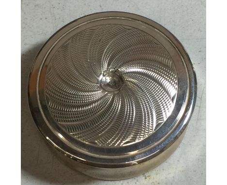 A HEAVY SILVER TRINKET BOX, WEIGHT 55G 