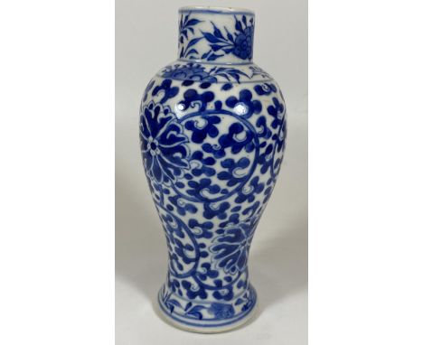 A LATE 19TH CENTURY CHINESE KANGXI STYLE BLUE AND WHITE VASE, FOUR CHARACTER MARK TO BASE, HEIGHT 19CM 