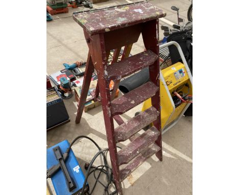 A VINTAGE FOLDING SET OF STEP LADDERS 