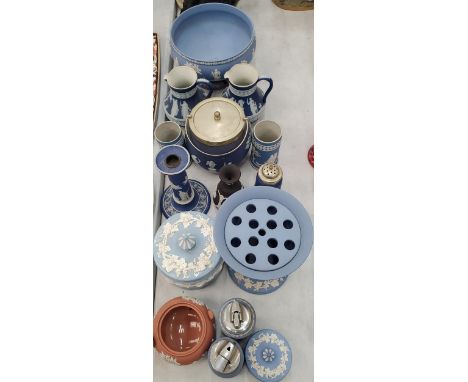 A LARGE QUANTITY OF WEDGWOOD AND WEDGWOOD STYLE JASPERWARE TO INCLUDE DARK BLUE, BLACK AND TERRACOTTA COLOURS, JUGS, TABLE LI