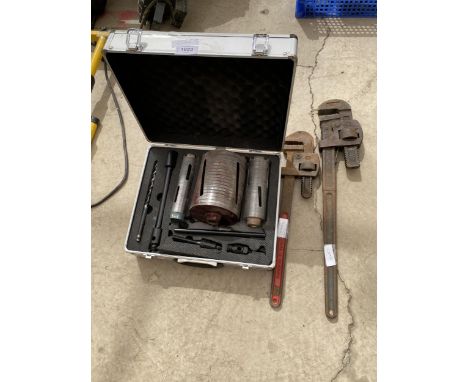 TWO VINTAGE VICES AND ALUMINIUM CASE OF TOOL ATTACHMENTS 