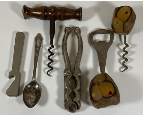 A MIXED LOT TO INCLUDE HALLMARKED SILVER TEASPOON, FRUITWOOD CORKSCREW ETC 
