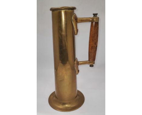 A VINTAGE TALL BRASS ARTS AND CRAFTS STYLE TANKARD WITH WOODEN HANDLE, HEIGHT 29.5CM 