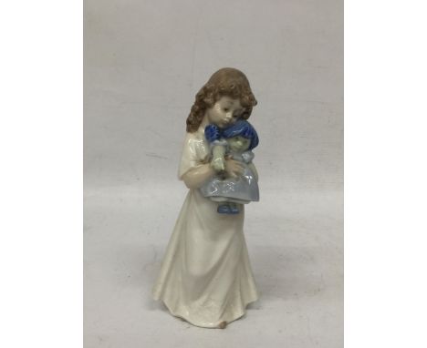 A NAO LLADRO FIGURE OF A GIRL HOLDING A DOLL 