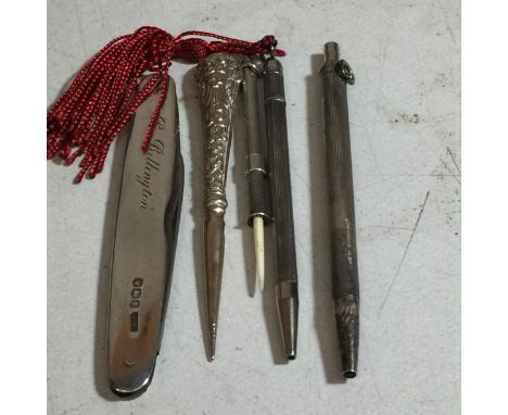 A QUANTITY OF SILVER ITEMS TO INCLUDE A TOOTHPICK, TWO PROPELLING PENCILS, A DARNING TOOL AND A PEN KNIFE 