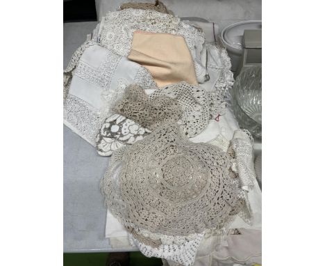 A COLLECTION OF VINTAGE LINEN AND EMBROIDERY 