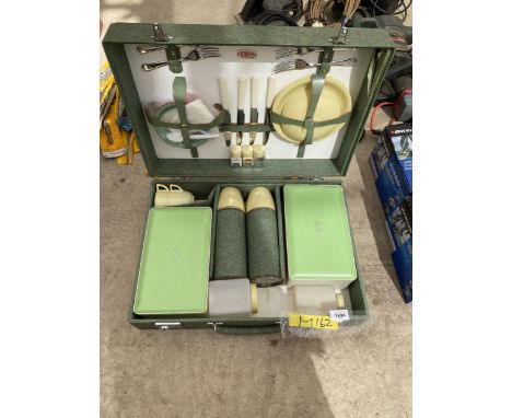 A RETRO SIRRAM PICNIC SET 