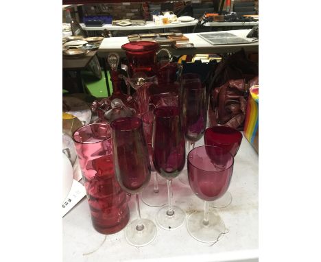 A LARGE COLLECTION OF VINTAGE CRANBERRY GLASS TO INCLUDE JUGS, VASES, CHAMPAGNE FLUTES, WINE GLASSES, ETC 