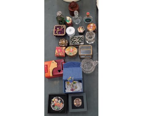 A COLLECTION OF TRINKET BOXES, SCENT BOTTLES, ETC 