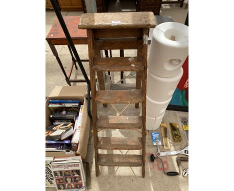 A VINTAGE FIVE RUNG WOODEN STEP LADDER 