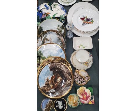 A QUANTITY OF CABINET PLATES TO INCLUDE ROYAL DOULTON AND ELIZABETHAN, VINTAGE FISH PATTERNED PLATES, A PARGON KING GEORGE V 