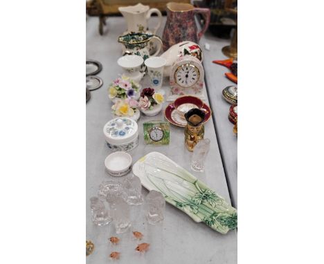 A MIXED LOT OF CERAMICS AND GLASSWARE TO INCLUDE MASON'S JUGS, A MASON'S 'CHRISTMAS VILLAGE' PIGGY BANK, FLORAL POSIES, MANTL