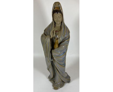 A LARGE VINTAGE CHINESE STONEWARE MUD MAN FIGURE OF A LADY, HEIGHT 45CM 