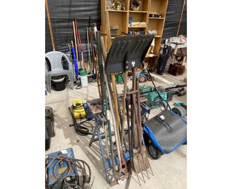 A MIXED LOT OF GARDEN TOOLS, FORK, WORKMATE BENCH ETC 