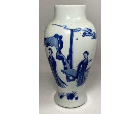 A CHINESE KANGXI PERIOD (1661-1722) BLUE AND WHITE PORCELAIN BALUSTER FORM VASE DEPICTING FIGURES IN GARDEN LANDSCAPE, UNMARK