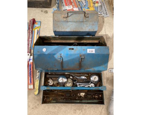 A METAL TOOLBOX COMPLETE WITH VARIOUS SPANNERS 