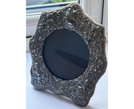 A VINTAGE HALLMARKED LONDON SILVER PHOTO FRAME WITH CHERUB DECORATION HEIGHT 18CM, WIDTH 17CM 
