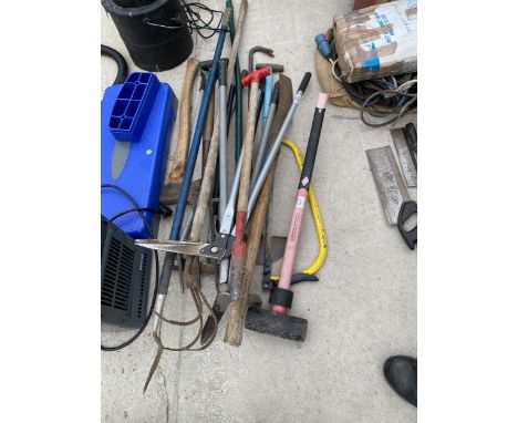 AN ASSORTMENT OF GARDEN HAND TOOLS TO INCLUDE A SLEDGE HAMMER, HICKORY AXE, ETC 