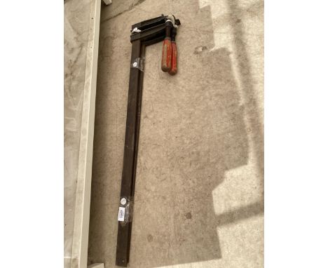 A PAIR OF VINTAGE METAL LONG SASH CLAMPS 